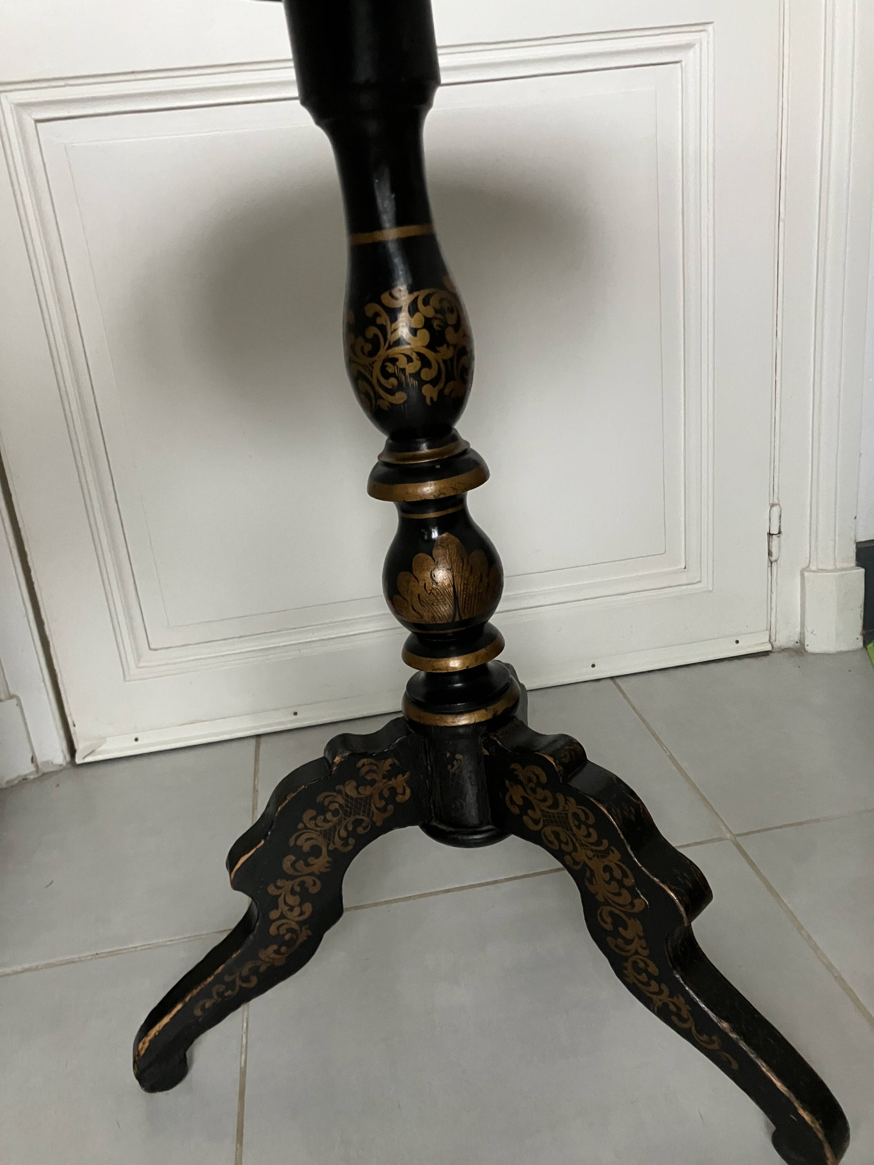 Painted gueridon with floral decoration