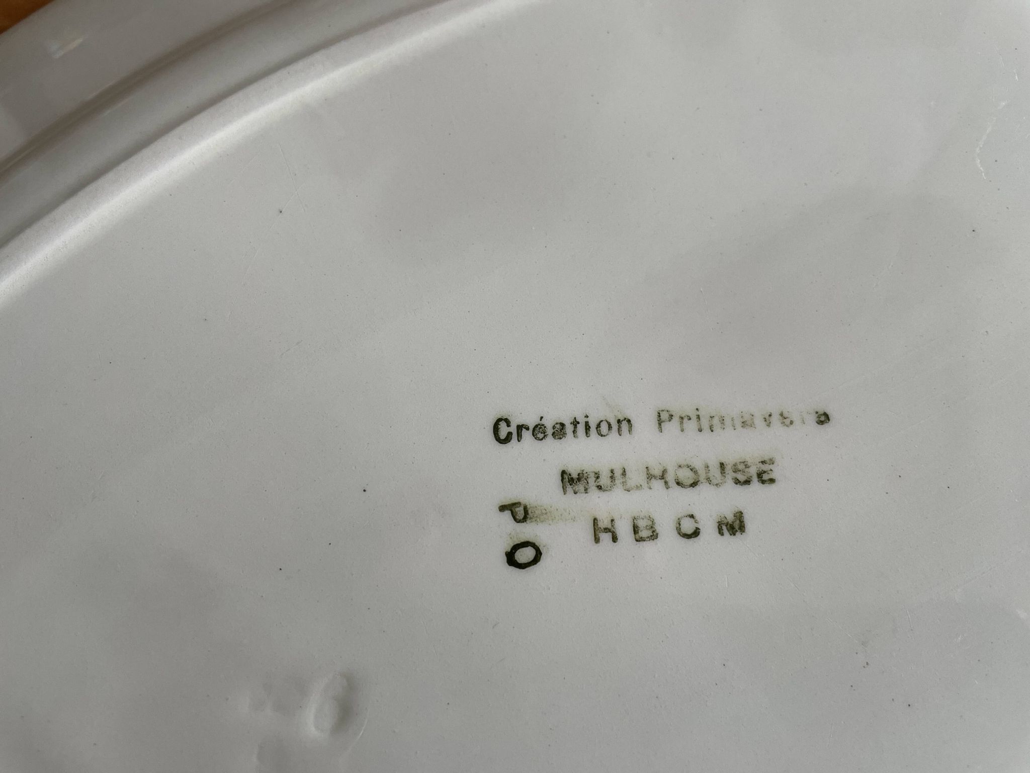 Plat de service ancien en faïence de Choisy-le-Roi