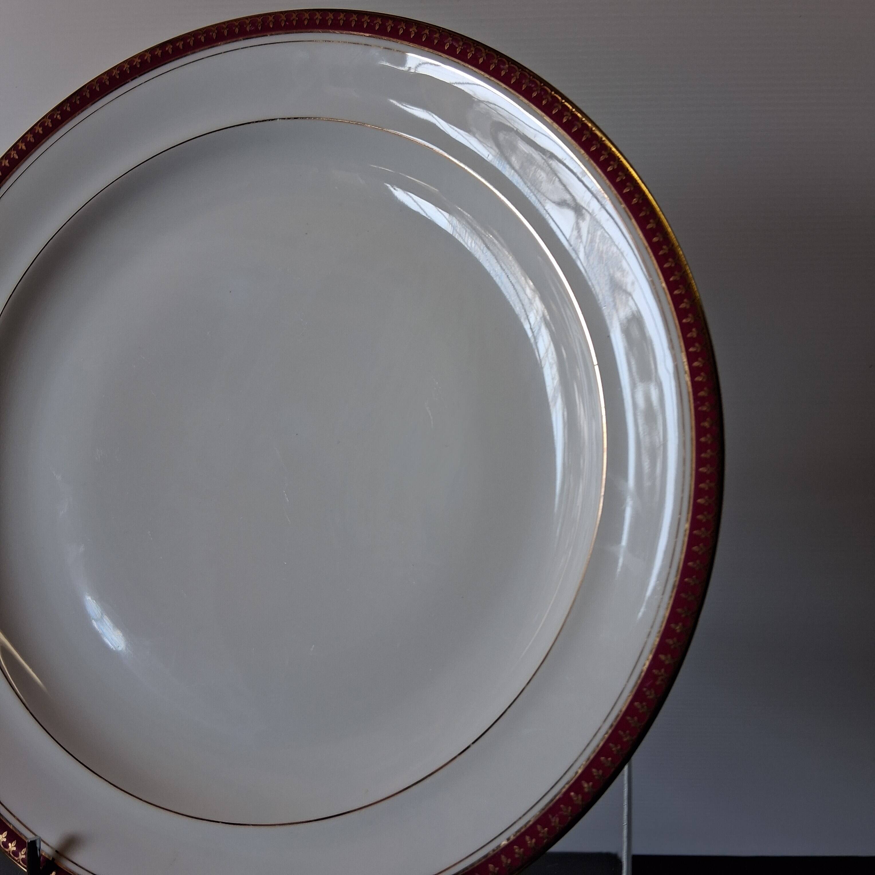 Very nice round serving dish from Chastagner & Co in good condition.
