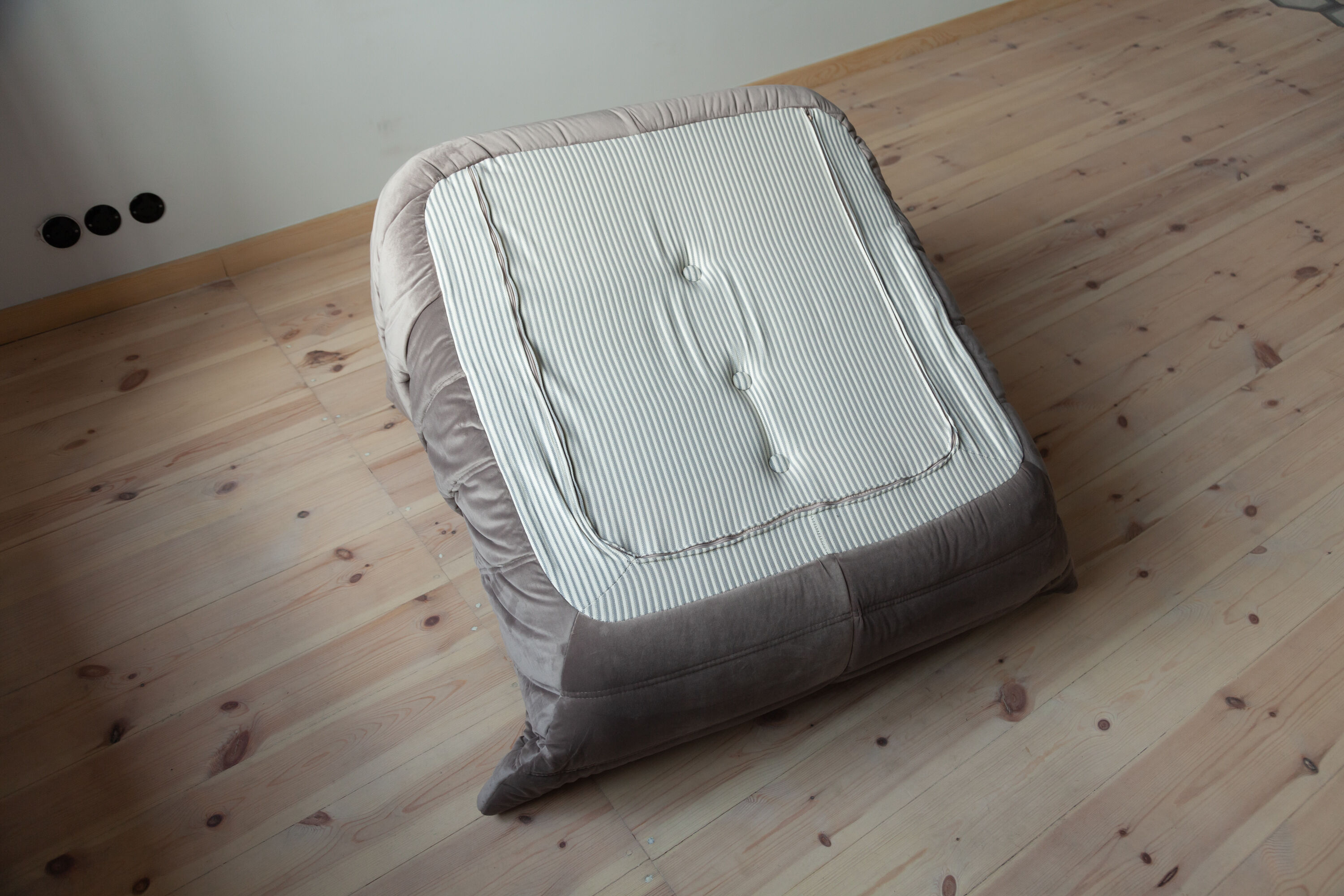 Togo set in pink velvet model designed by Michel Ducaroy 1973