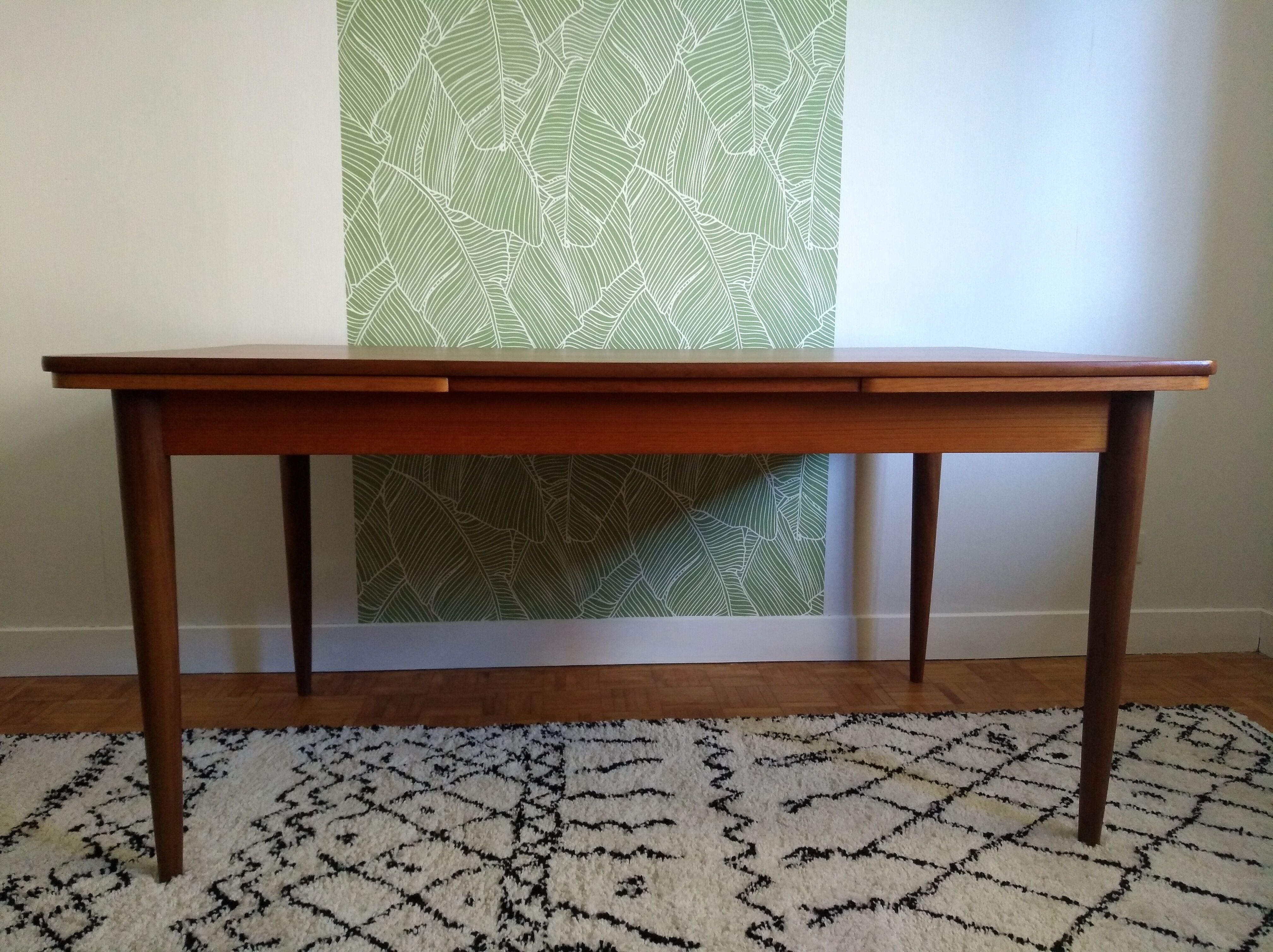 Scandinavian extendable table
