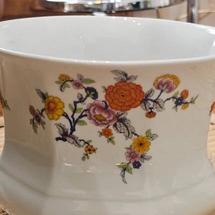 White porcelain pot (cache-pot) with floral patterns from Wunsiedel.