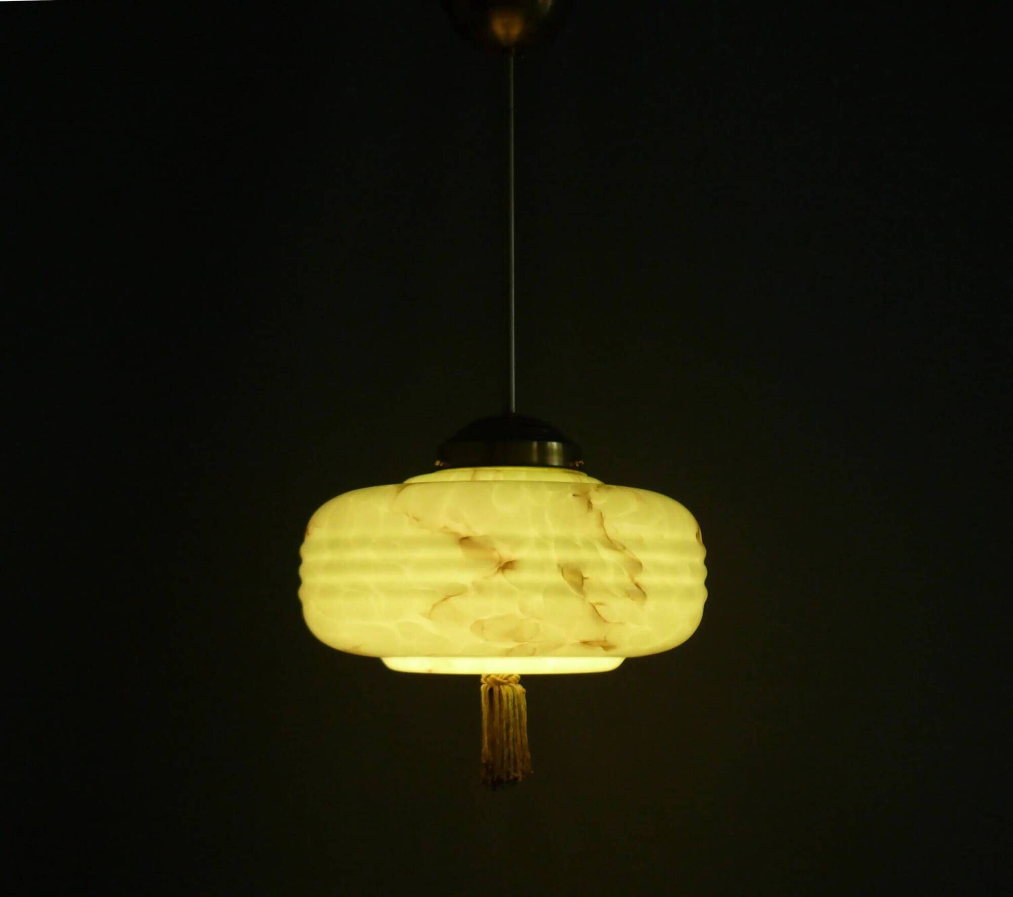 Lampe à pendentif Art Déco avec suspension en laiton et abat-jour en verre marbré.