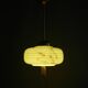 Lampe à pendentif Art Déco avec suspension en laiton et abat-jour en verre marbré.