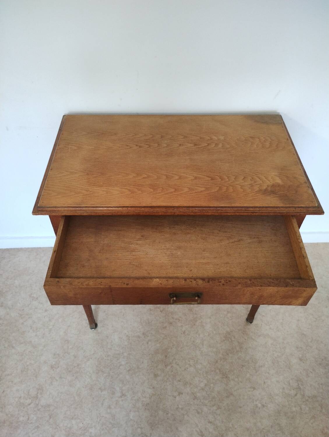 Spindle leg desk