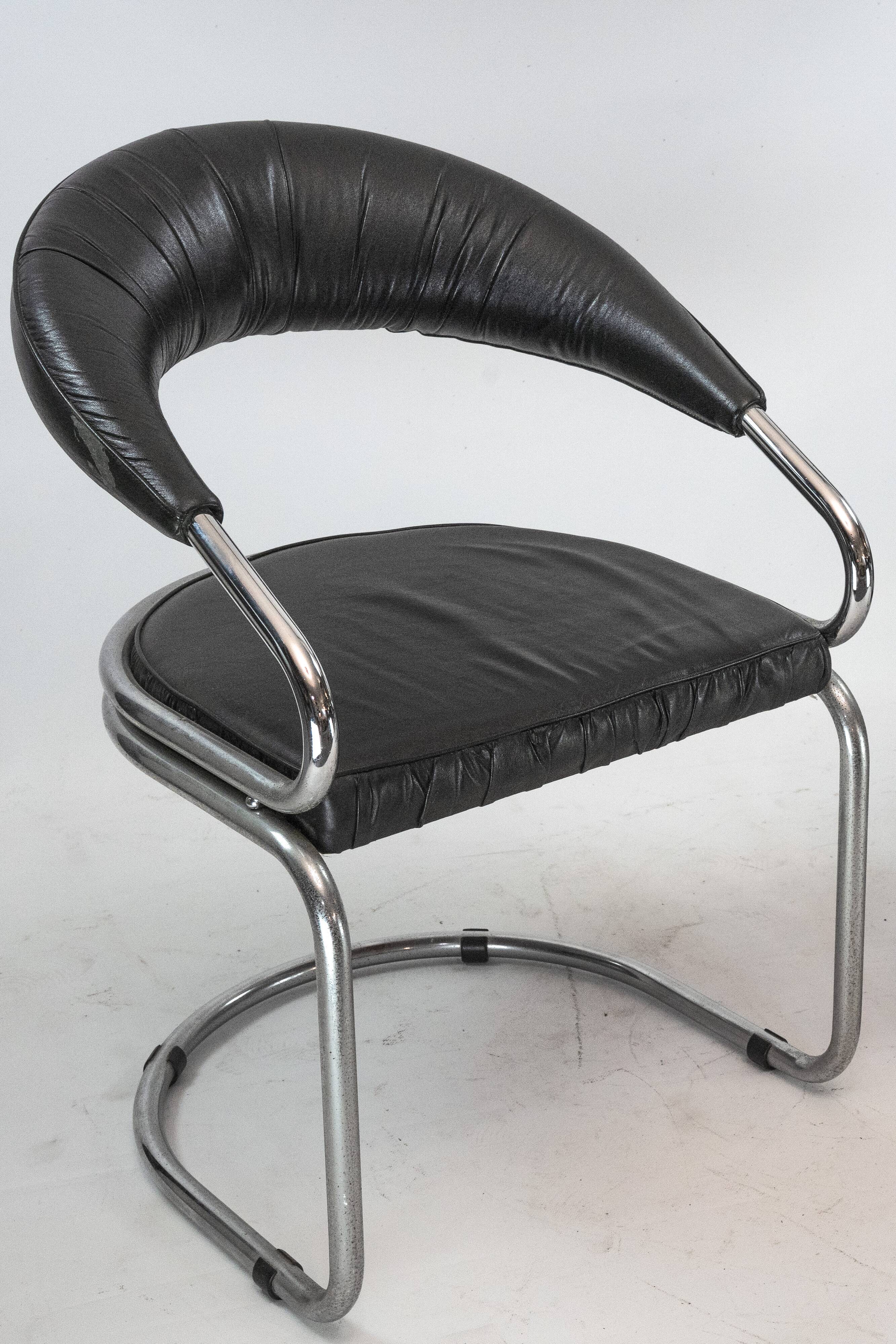 Paire de chaises en chrome et simili cuir par Giotto Stoppino. Italie années 1970.