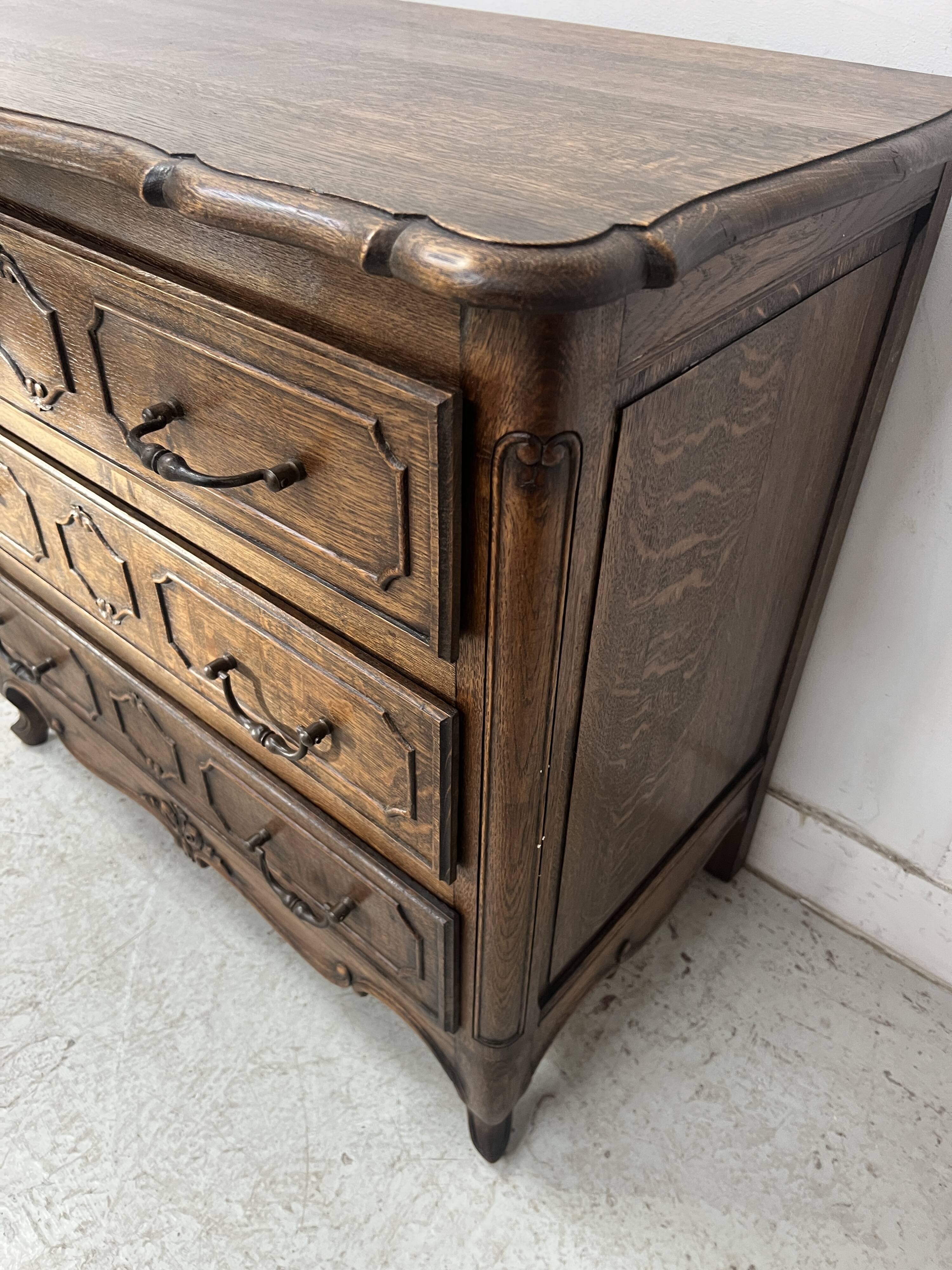 Commode de style Régence en chene sculpté XX siècle