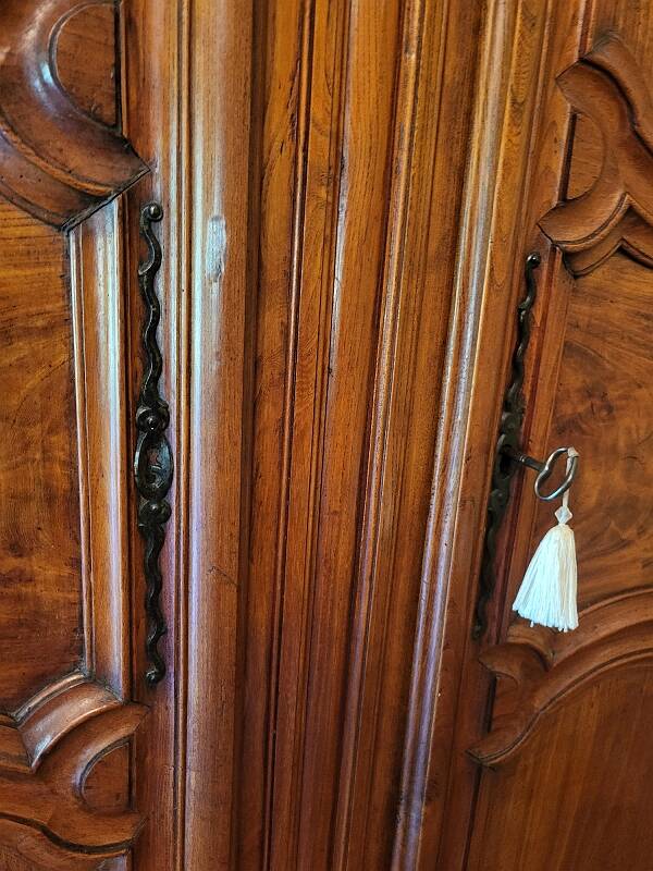 Armoire louis xiv en noyer massif du xviii ème siecle
