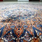 Tapis médaillon en laine fait main des années 1940, ivoire et marine, 212 × 312 cm