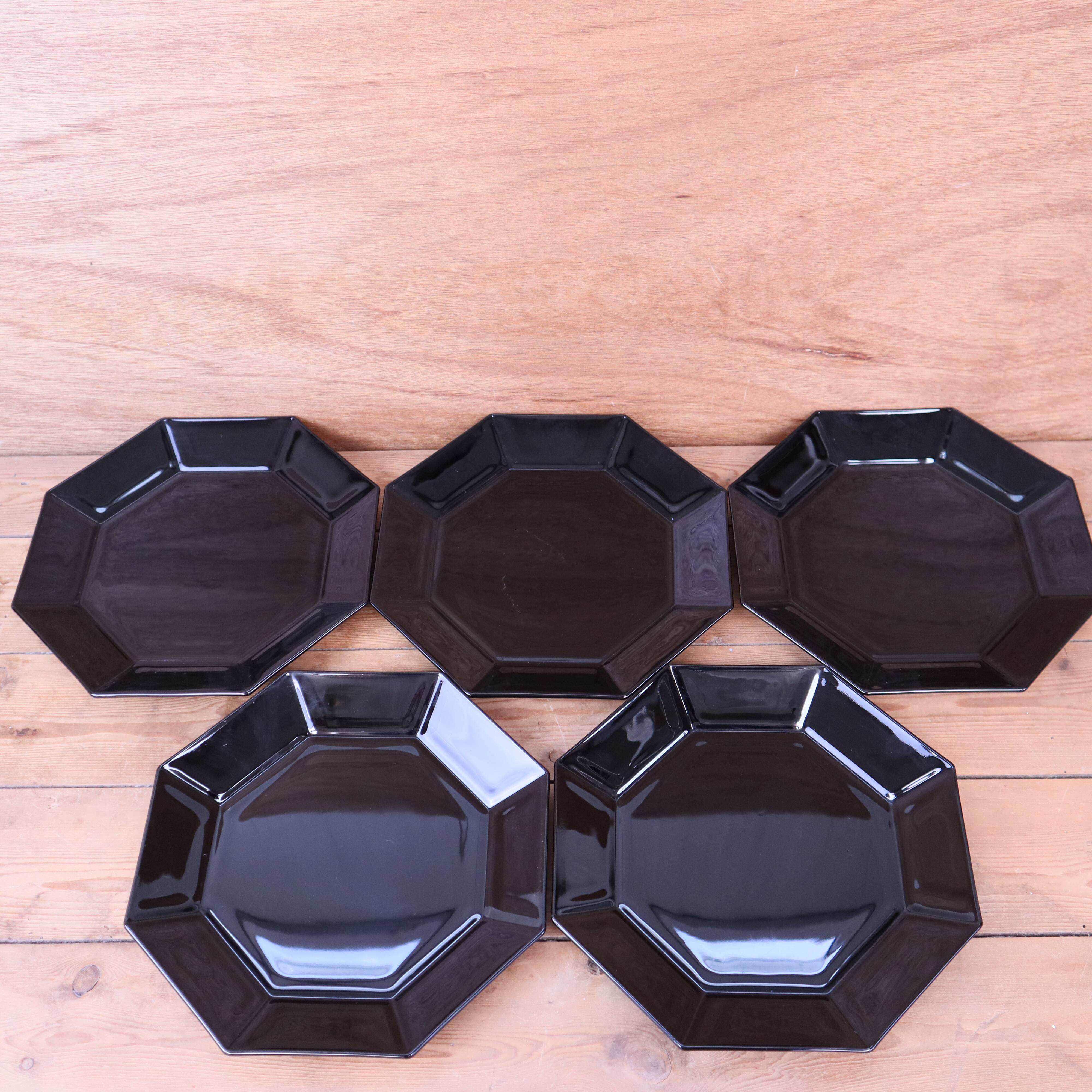 5 black Arcoroc Octime flat plates, vintage, France