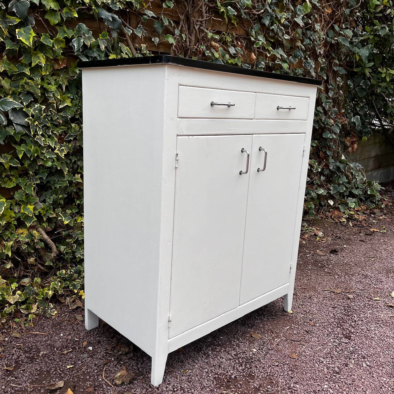 Vintage white sideboard with 2 doors and 2 drawers