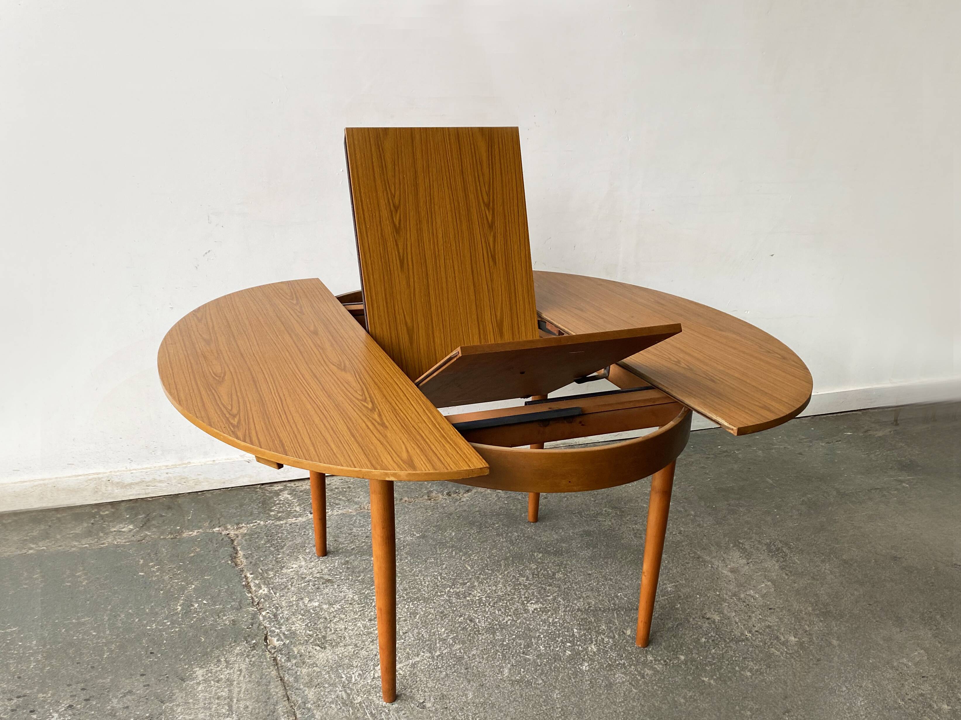 1960’s Mid-Century Modern extending dining table by Schrieber Furnituredi