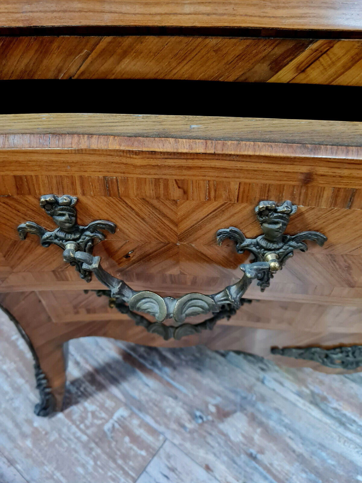 Commode Louis XV galbée a décors aux espagnolettes vers 1850-1880