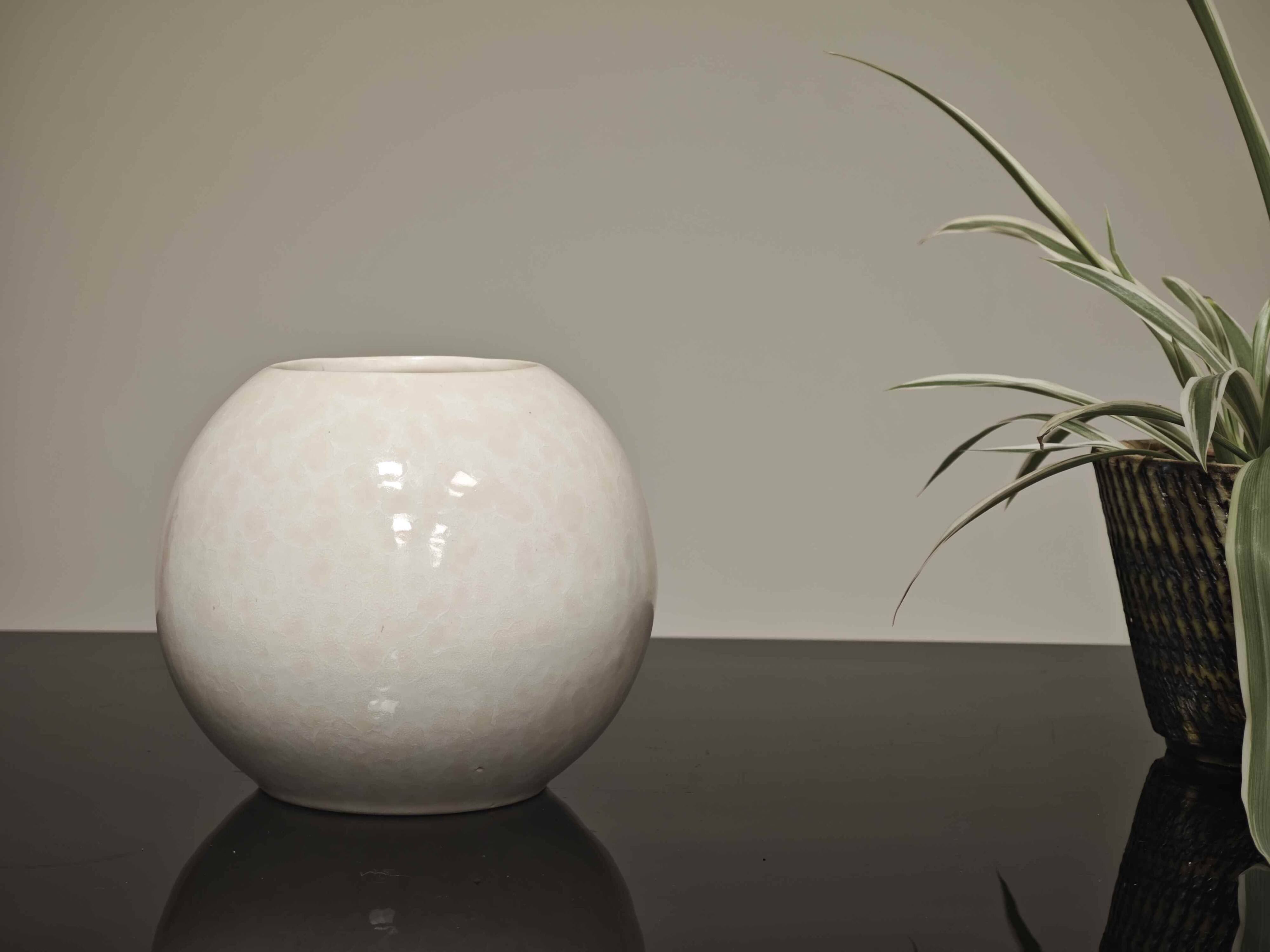 Ball-shaped vase Moulin des loups art deco off-white ceramic