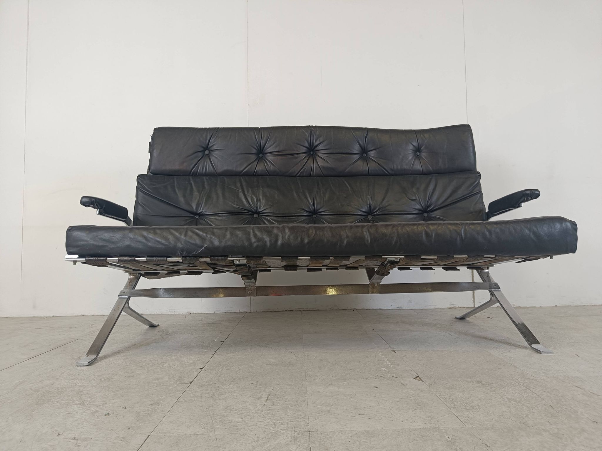 Canapé vintage en cuir noir et chrome, années 1970