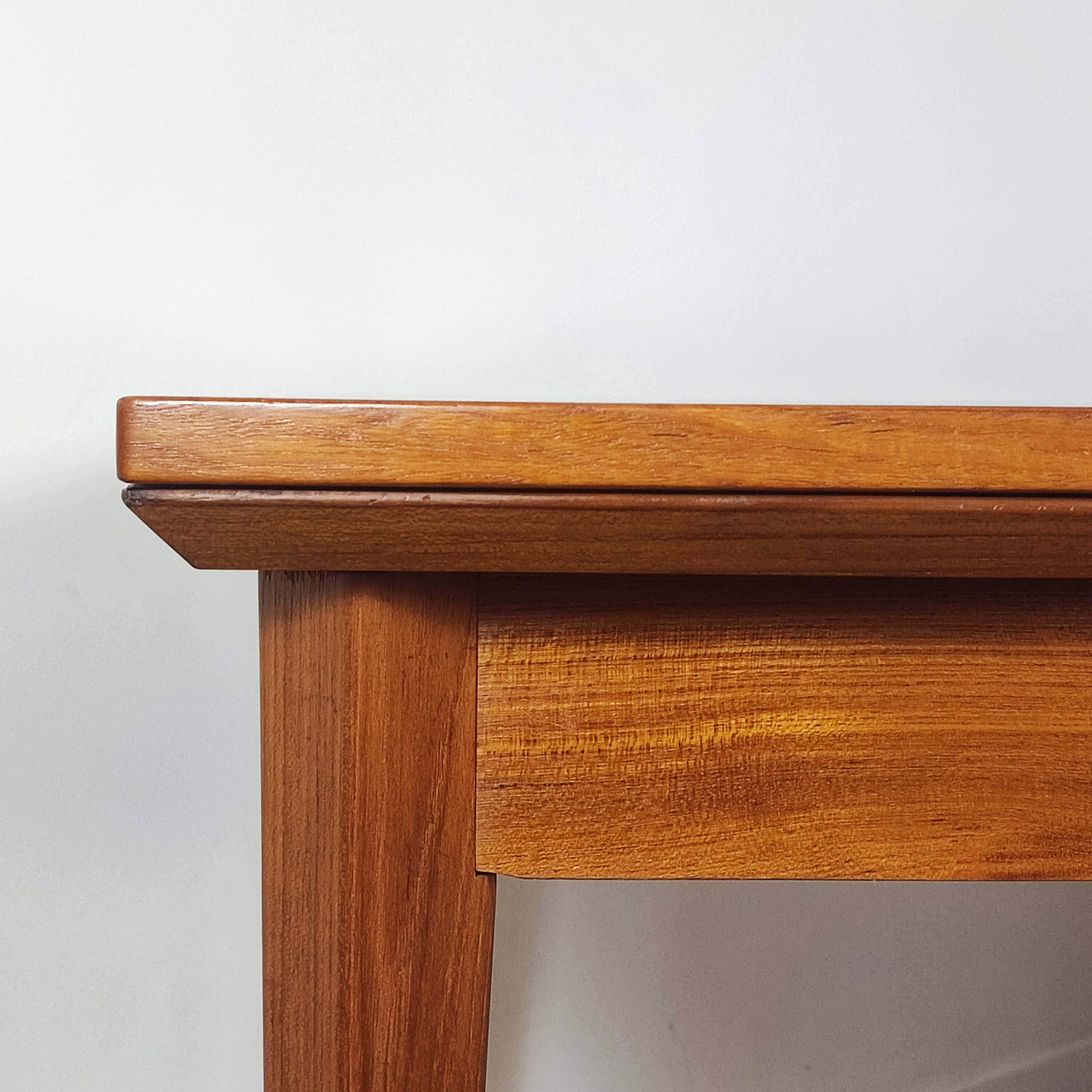 Scandinavian 60' extending table