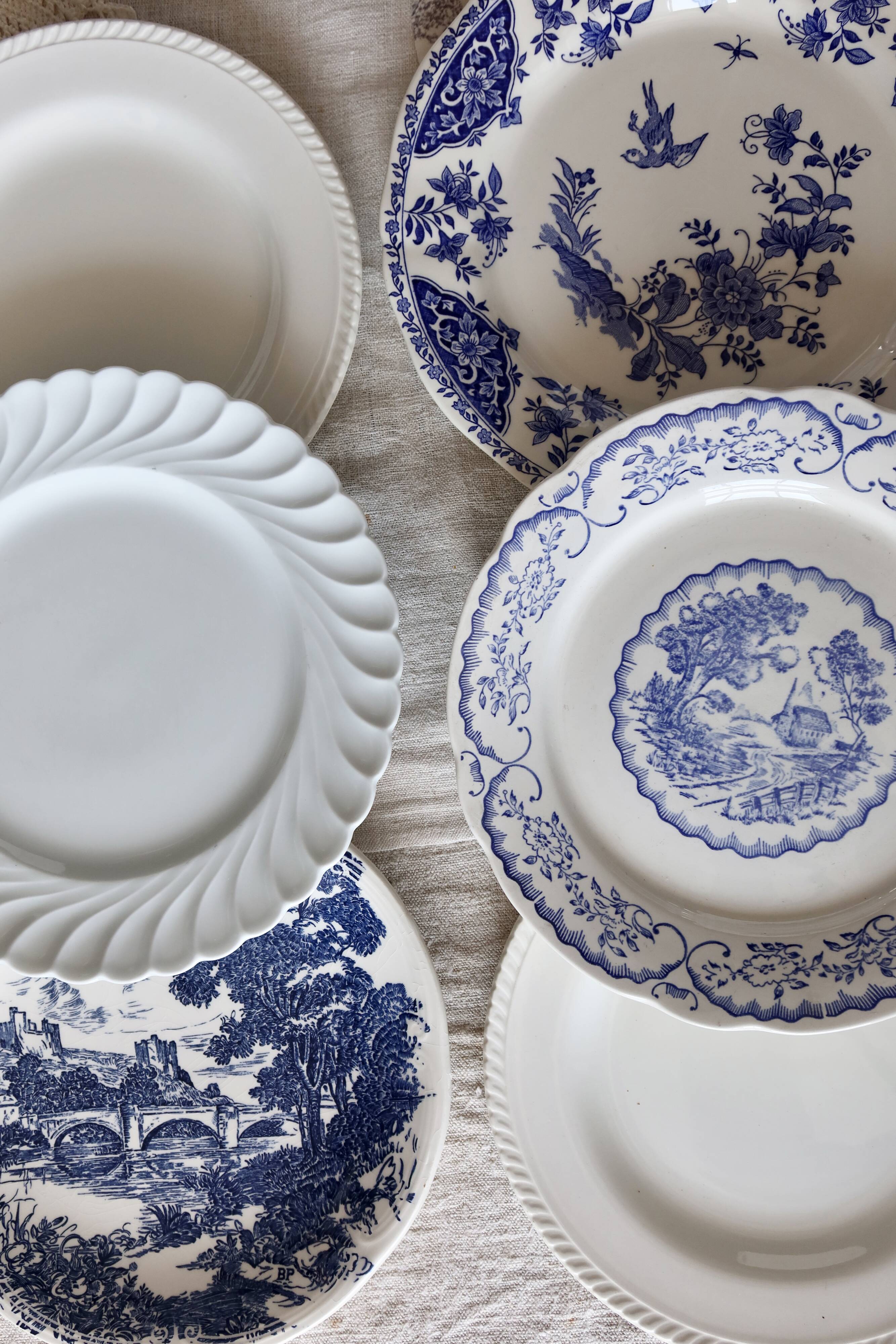 6 vintage mismatched blue and white porcelain dinner plates - Lot r