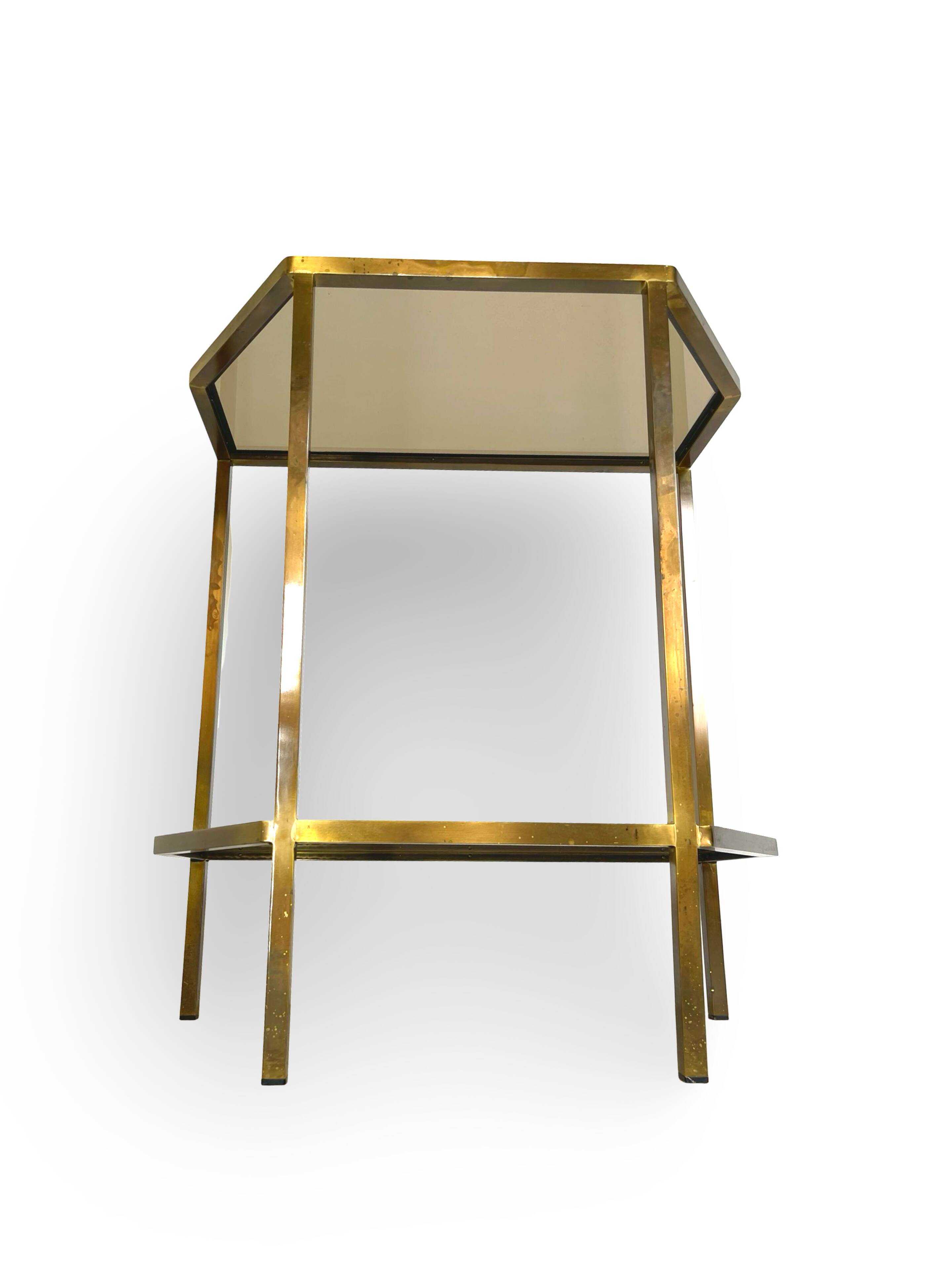 Table d'appoint italienne demi-hexagonale en laiton des années 1970.