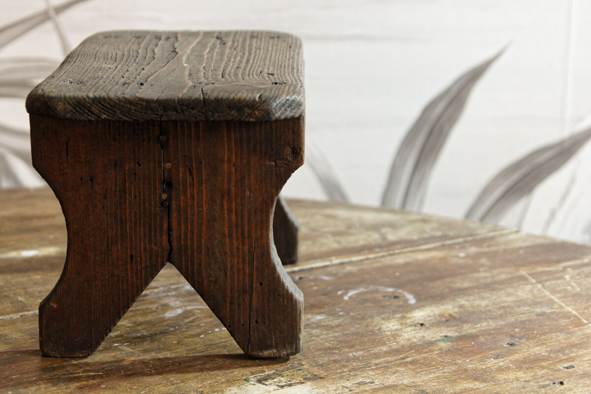 Marche pied en bois brut