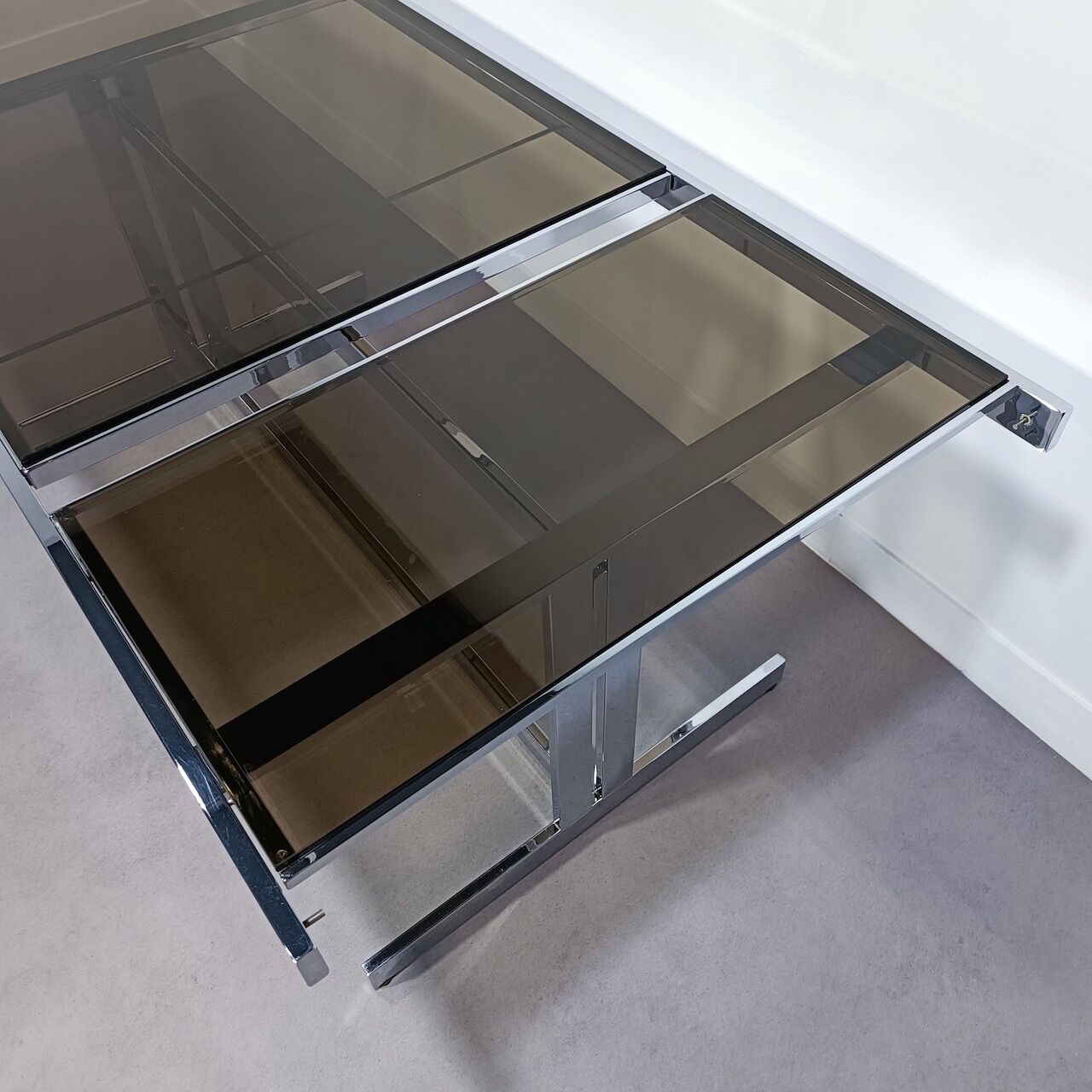 Extendable chrome dining table