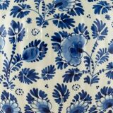 Lampe de table en céramique bleu et blanc de Delft peinte à la main avec abat-jour en soie Ikat