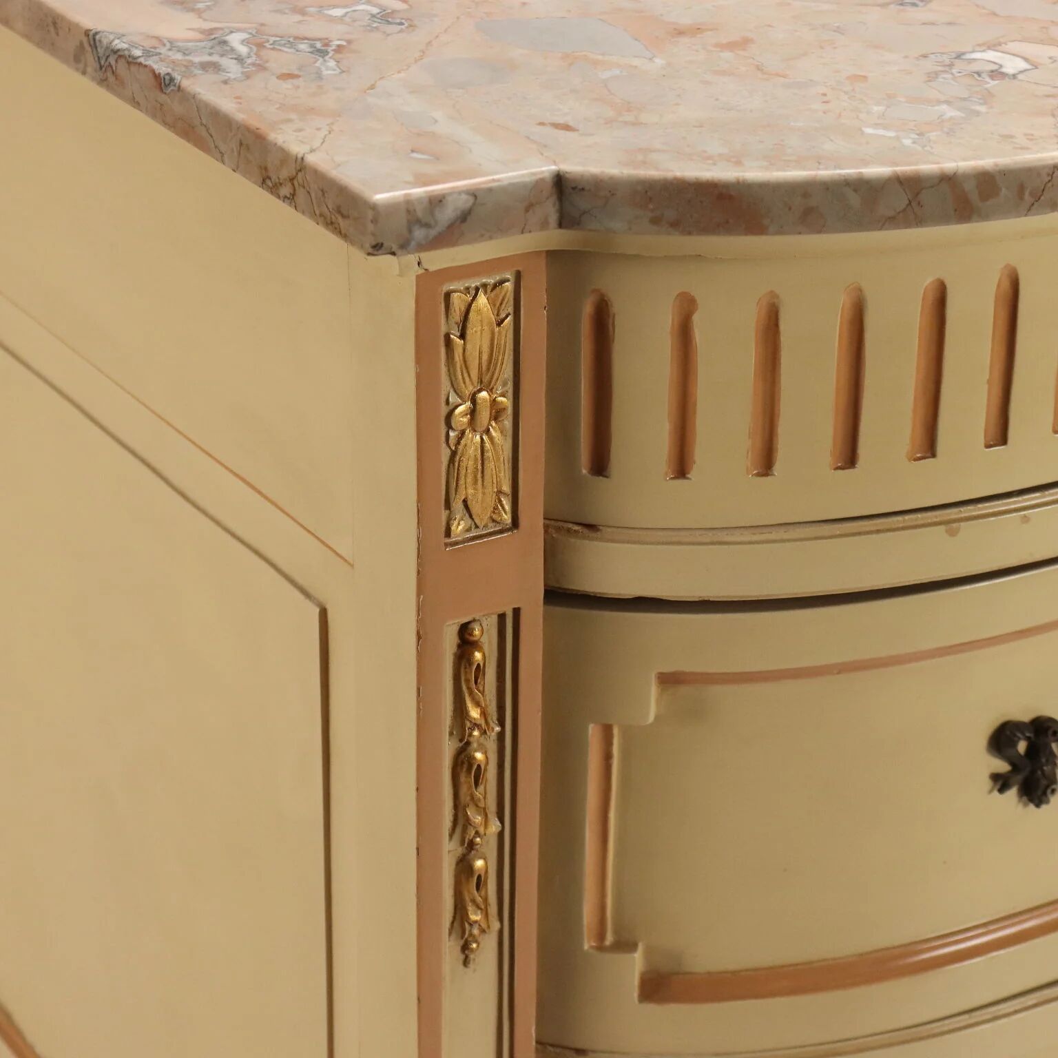 Antique neoclassical commode in lacquered wood from the 1900s.