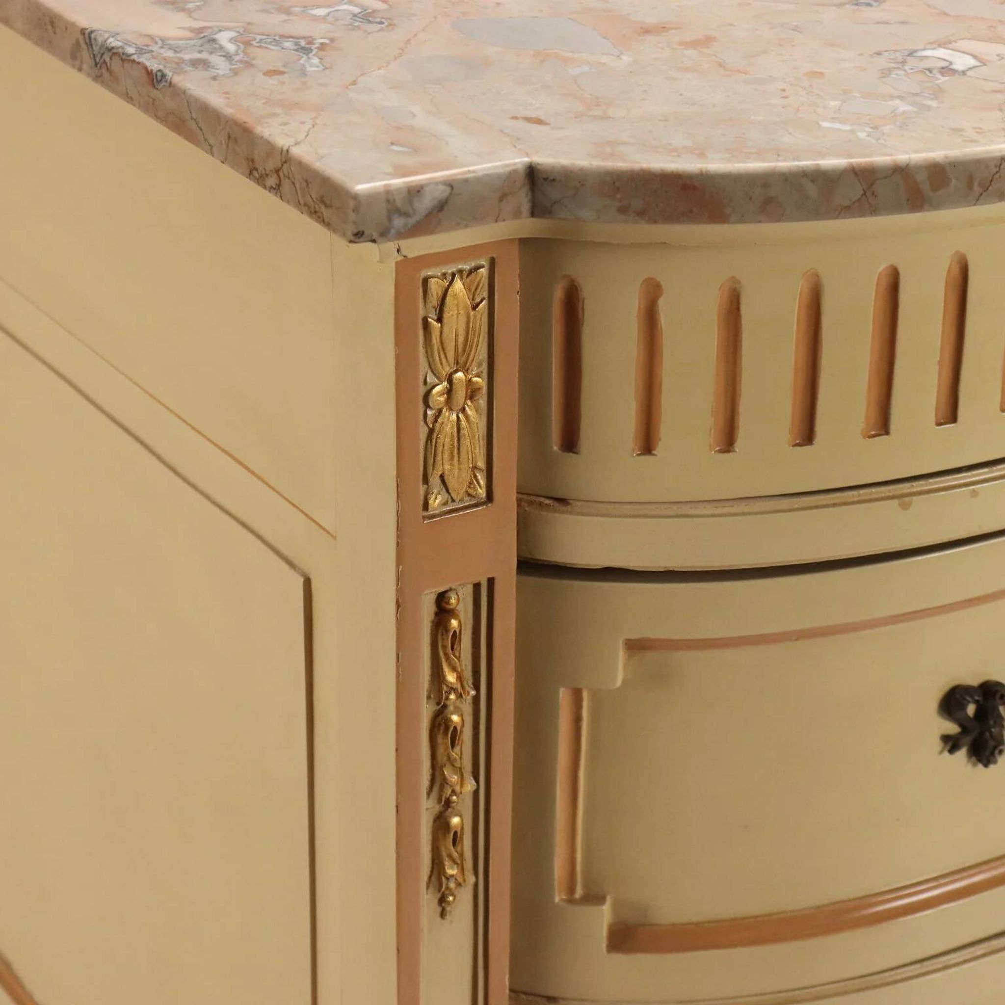 Antique neoclassical commode in lacquered wood from the 1900s.