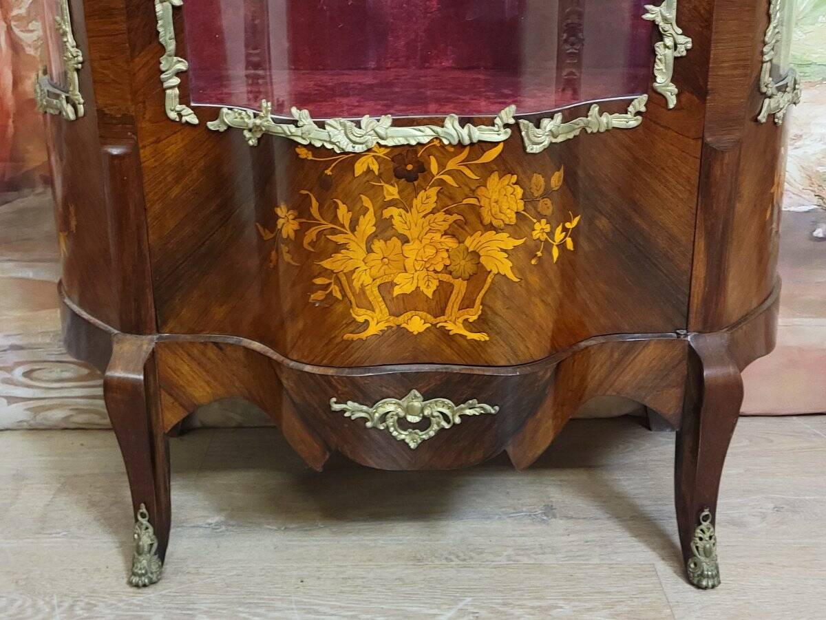 Vitrine galbée style Louis XV en marquéterie de bois précieux et bronzes do