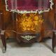 Vitrine galbée style Louis XV en marquéterie de bois précieux et bronzes do
