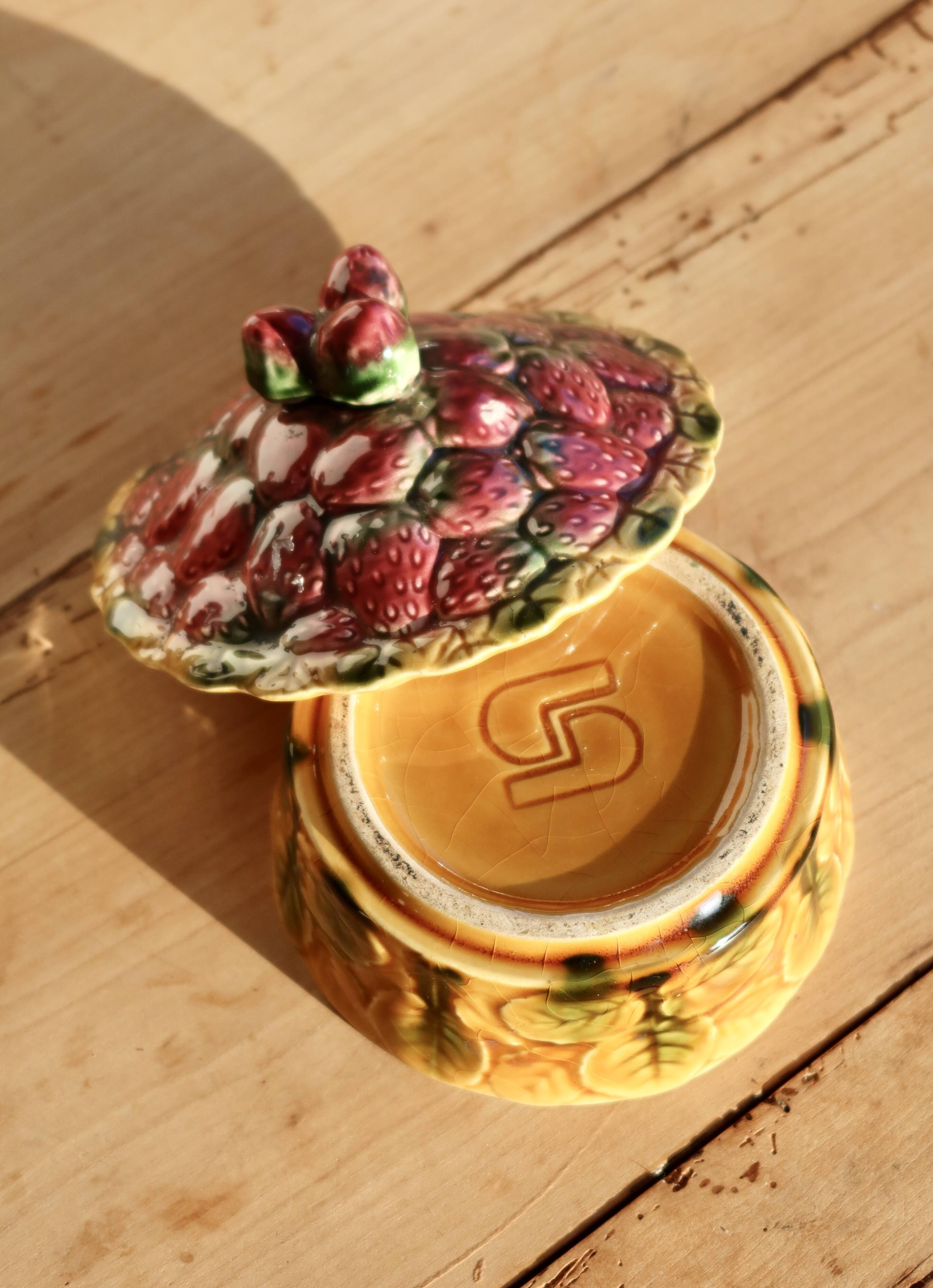 Antique sugar bowl in barbotine from Sarreguemines – Strawberry decoration