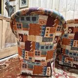 Salon crapaud comprenant un canapé et une paire de fauteuils