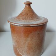 Stoneware pot with lid
