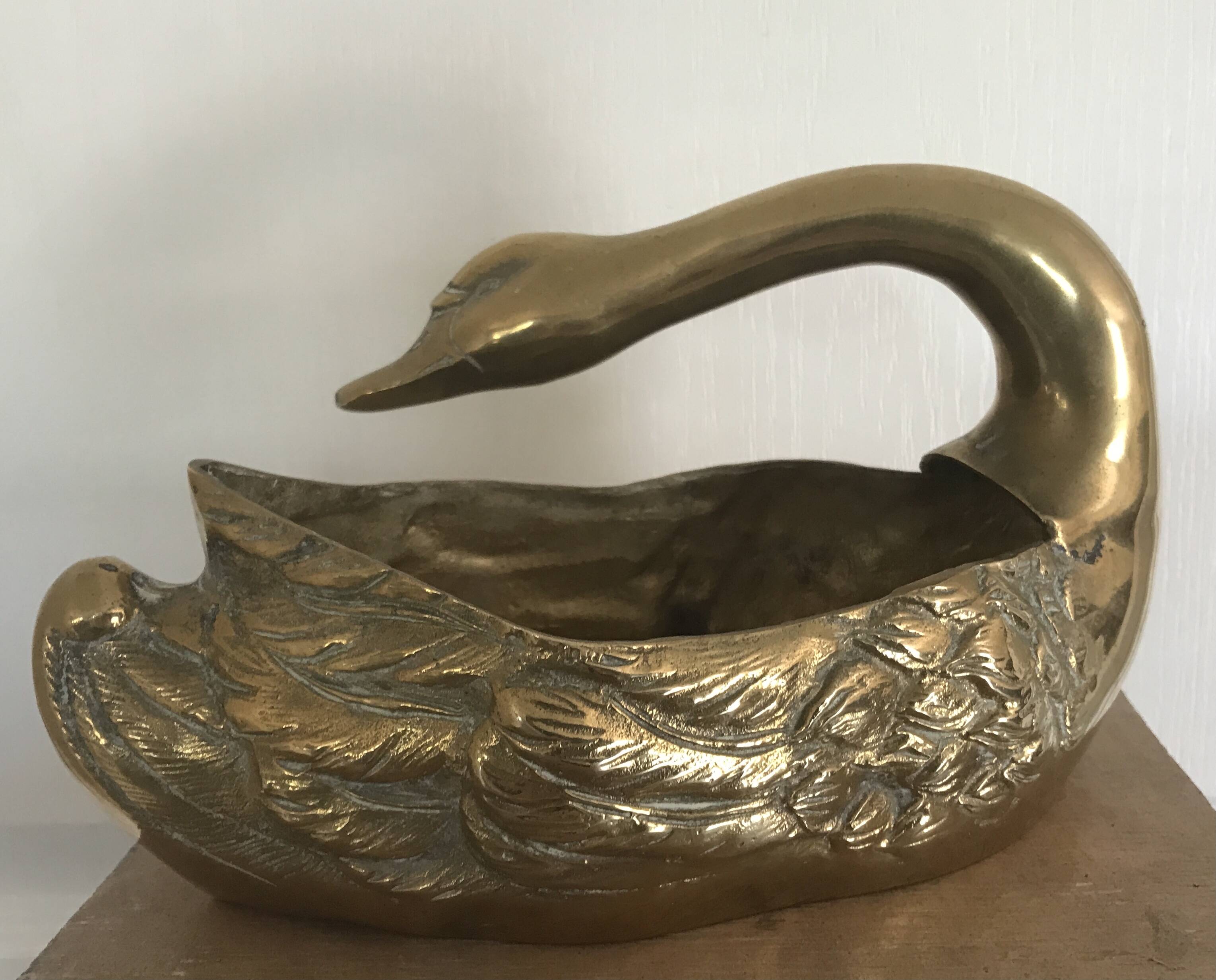 Vintage swan pocket emptier cachepot in gilded brass
