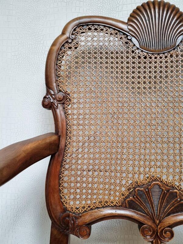 Fauteuil Bergère Chippendale, en acajou sculpté avec cannage et pieds en forme de griffes de lion.