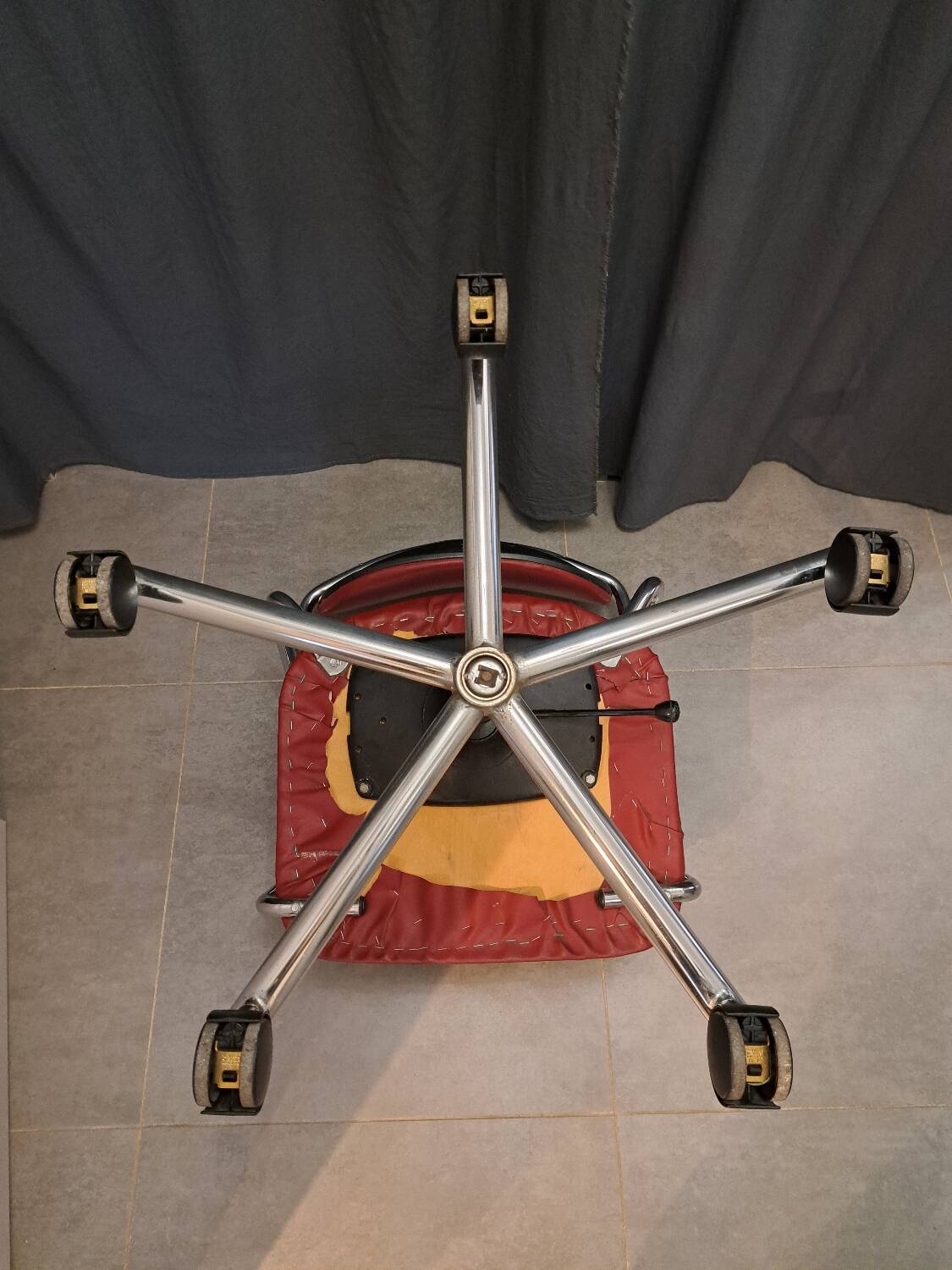 Kevi armchair in skai and chrome metal