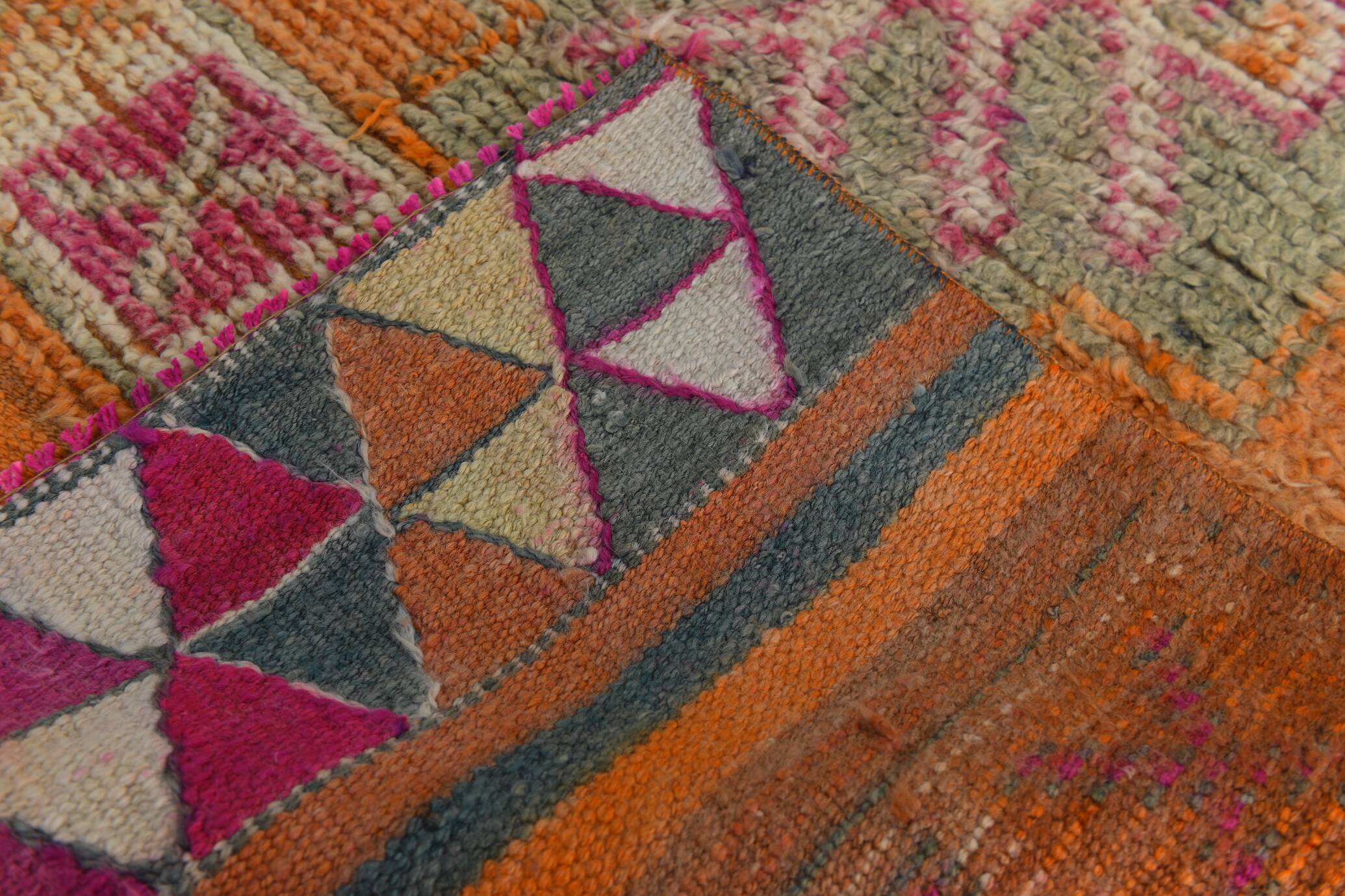 Tapis runner bohème aux motifs naïfs, palette douce et vibrante, 86x309Cm