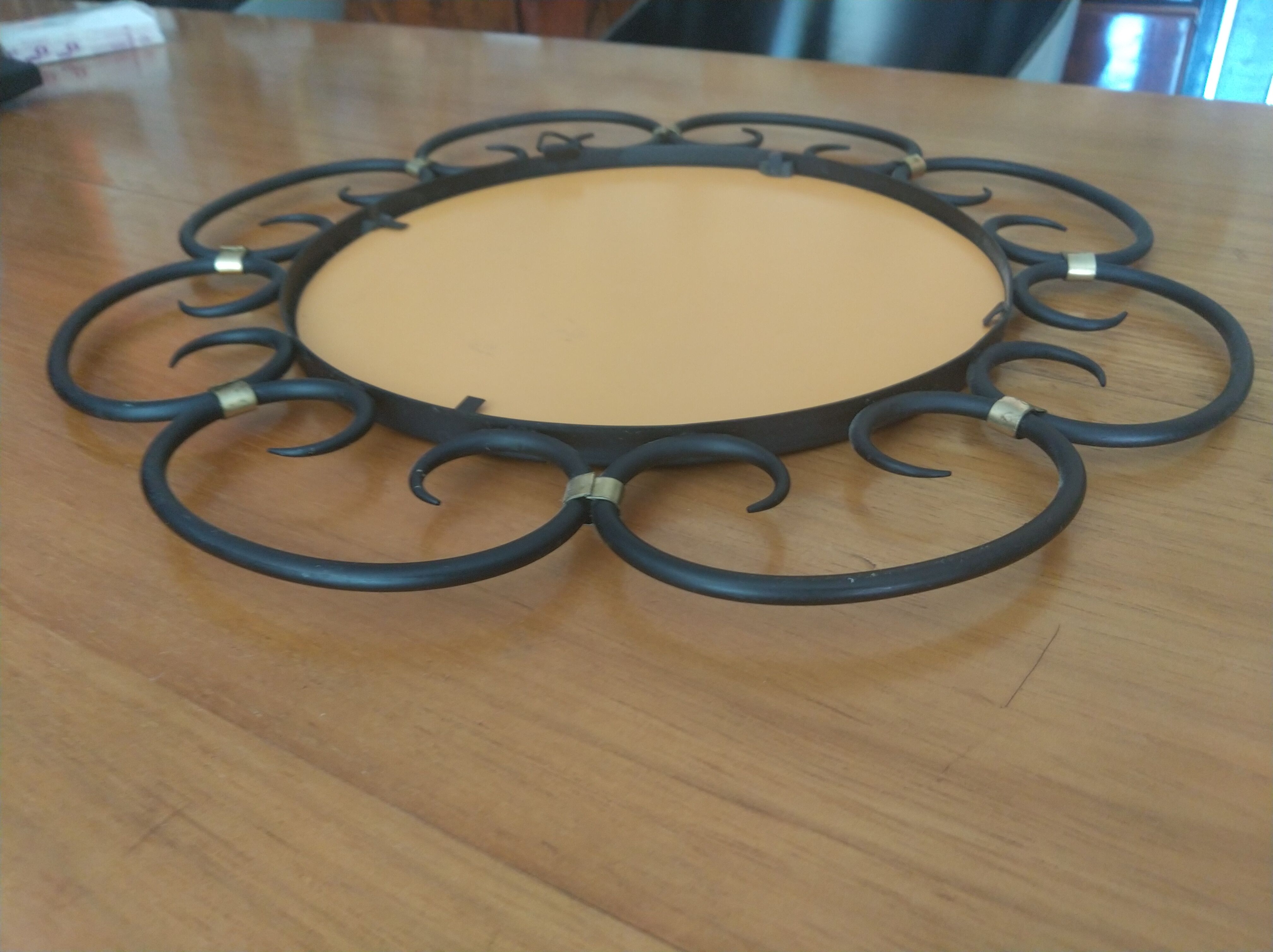 Miroir en fer forgé et bagues métal doré vers 1950 - 39cm