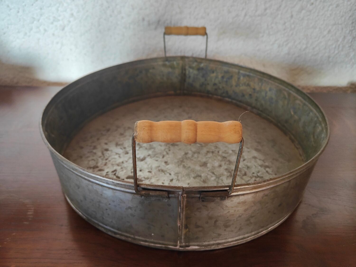 Aperitif serving tray in sheet metal with folding wooden cuffs