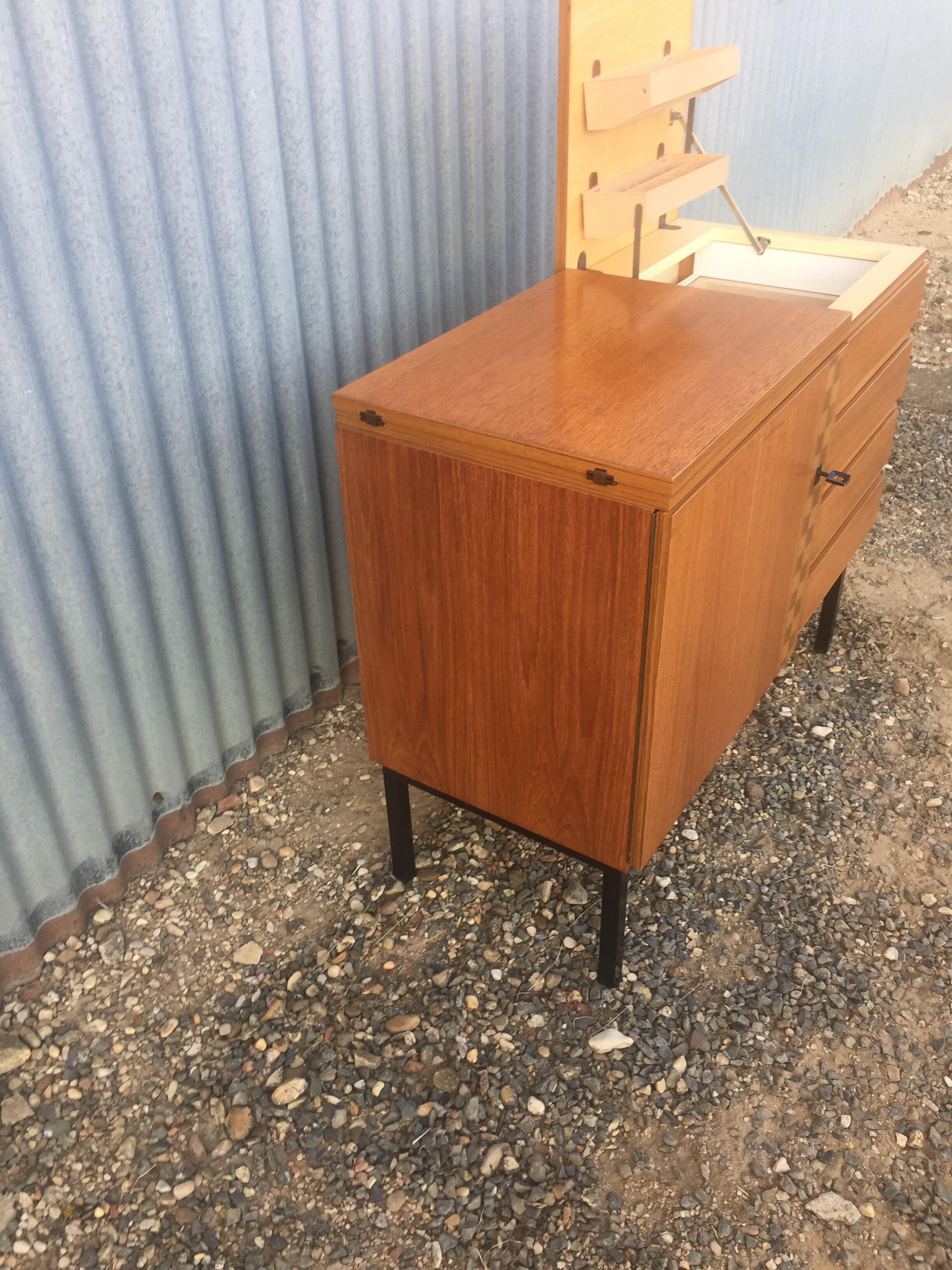 Commode et ancien meuble à couture vintage