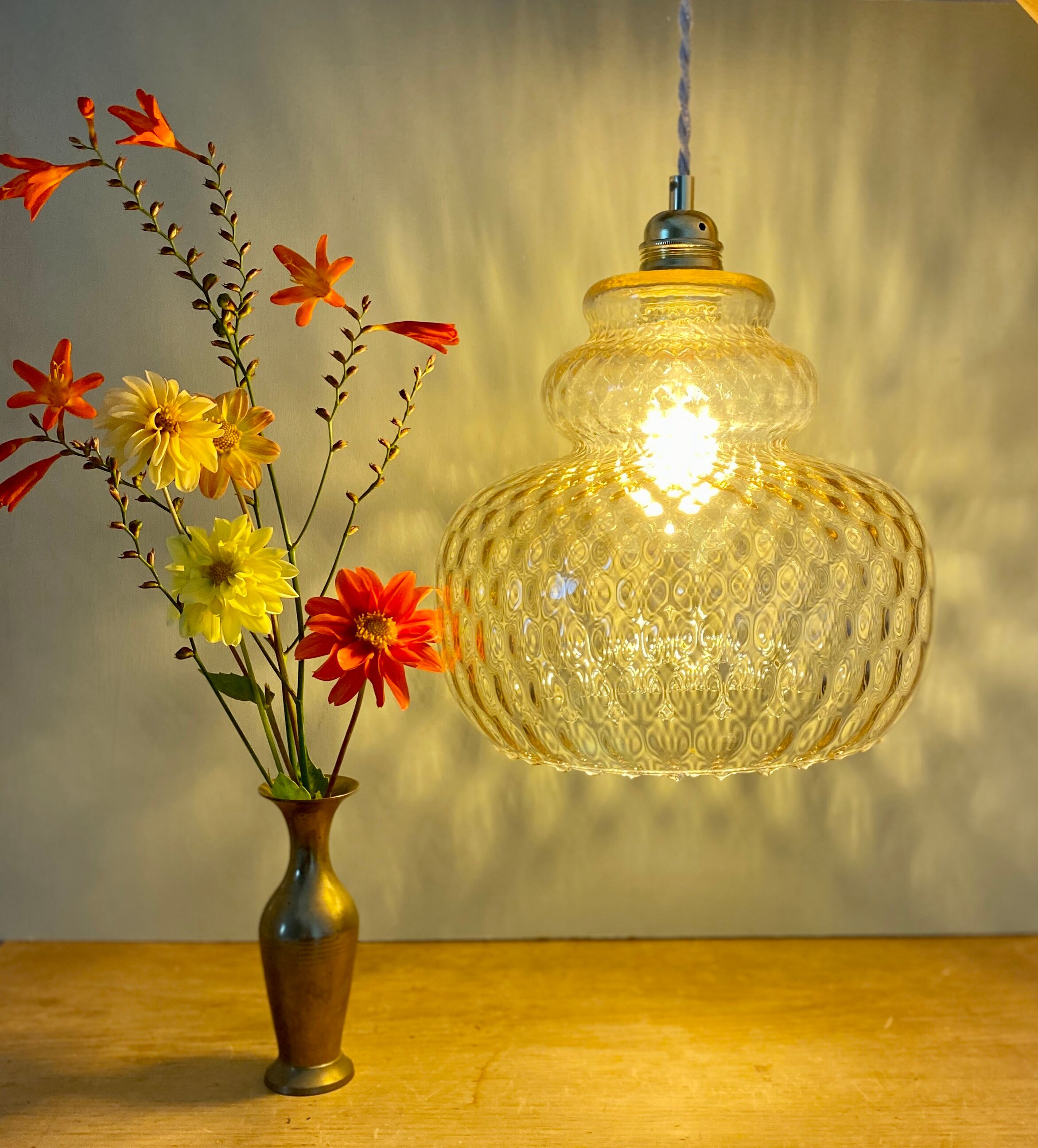 Suspension Vintage Dorée En Verre Ambré, Abat-jour Cloche, Made In France, Le Siècle Des Lumières
