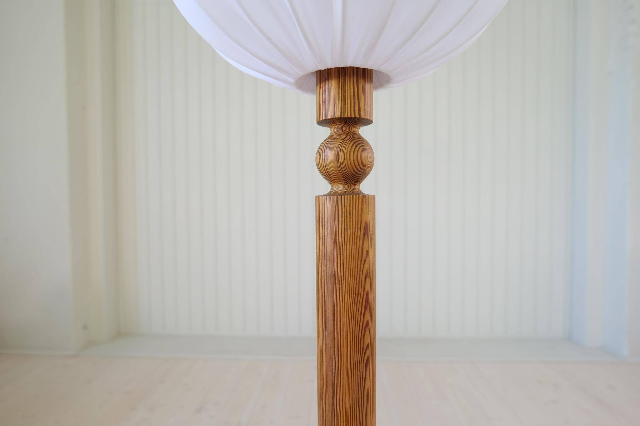 Modern sculptural Scandinavian floor lamp in pine by Uno Kristiansson, Sweden, 1970s.