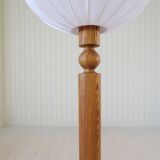 Modern sculptural Scandinavian floor lamp in pine by Uno Kristiansson, Sweden, 1970s.