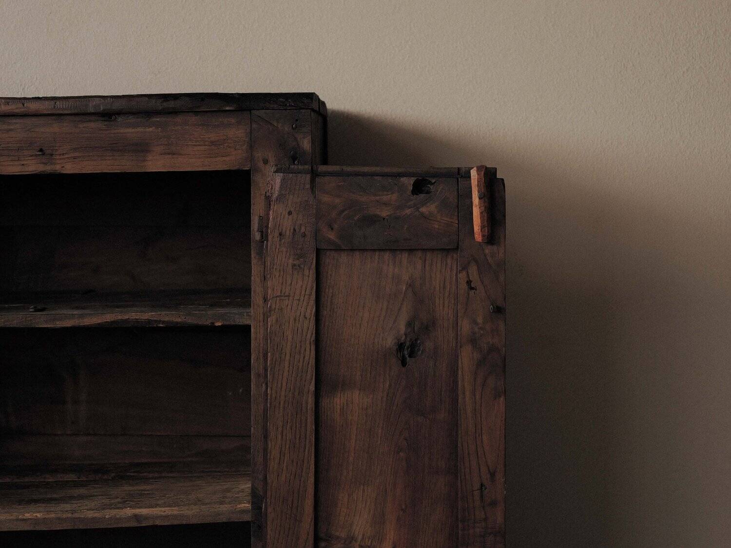 Antique mountain wardrobe in solid oak – 19th century