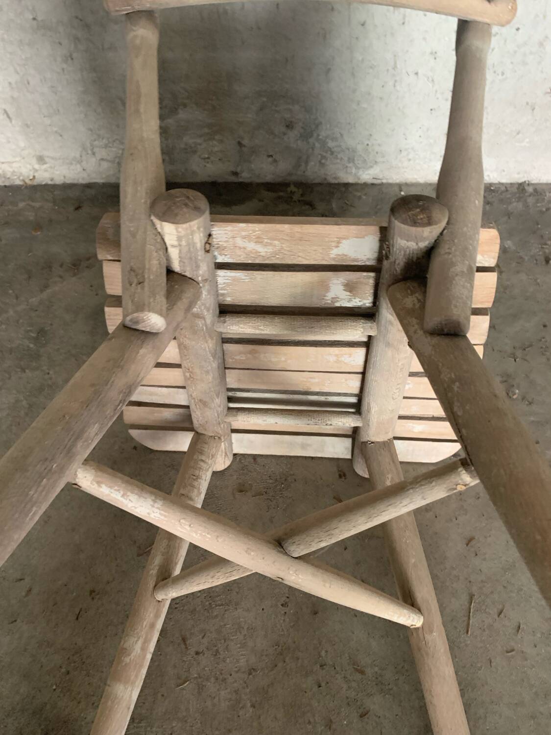 Chaise brutaliste en bois