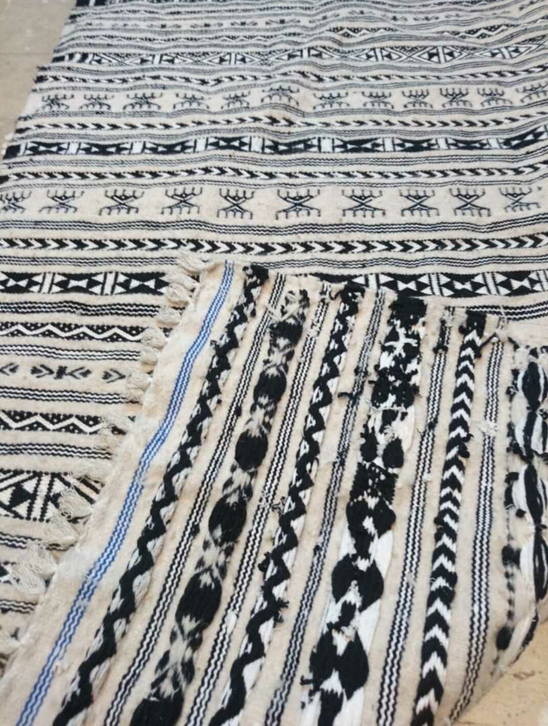 White and black 93x200cm rug