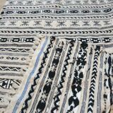 White and black 93x200cm rug