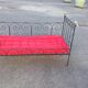 Lit d'enfant transformé en banquette en fer forgé sur roulettes