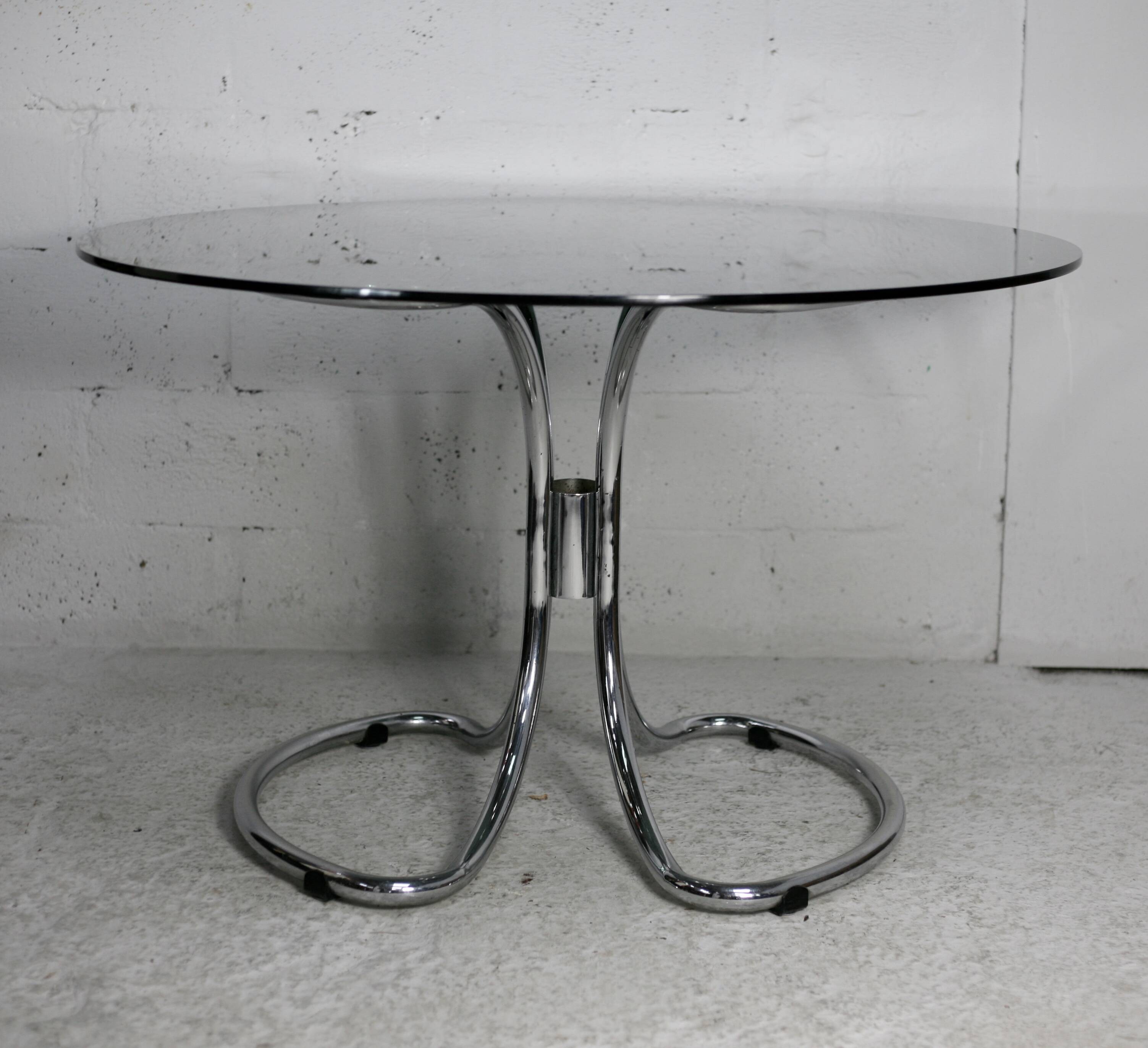 Table style Gastone Rinaldi, Italie, circa 1970. Acier chromé et dalle verre fumé.