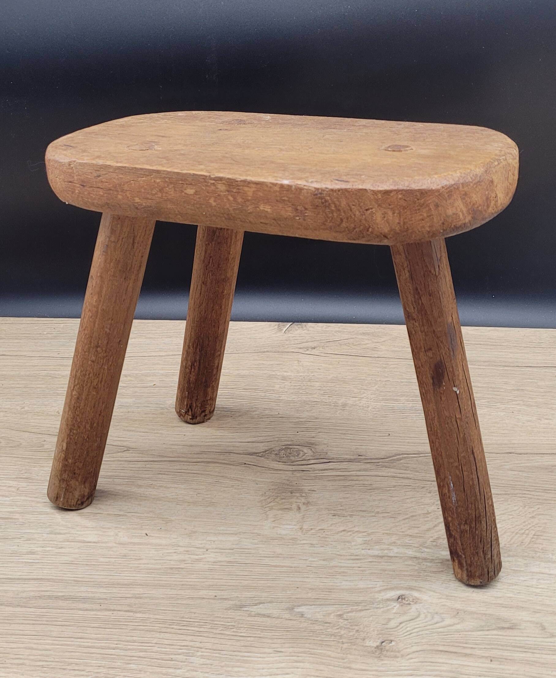 Tabouret tripode brutaliste ovale