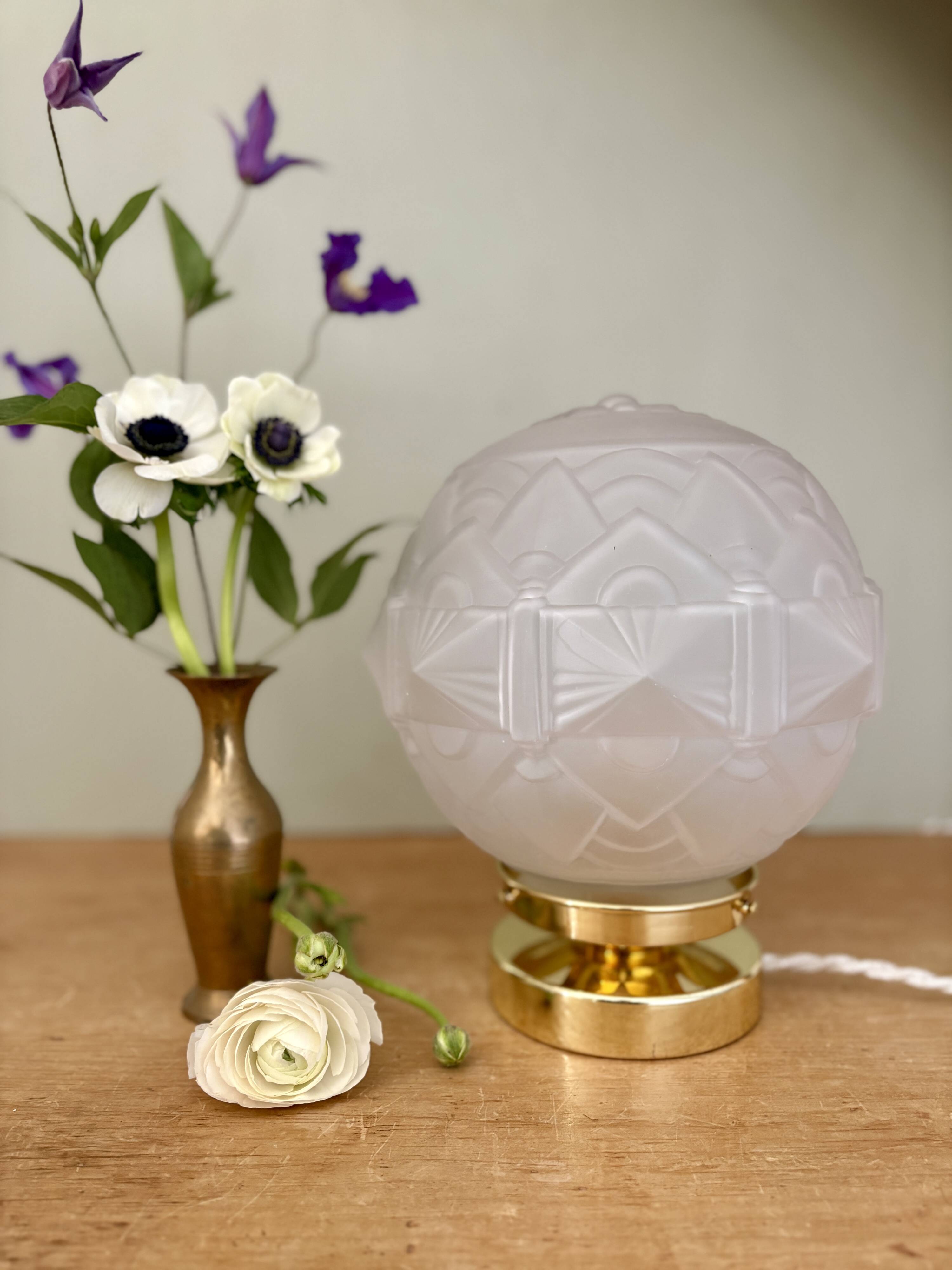 Vintage art deco globe table lamp in frosted glass